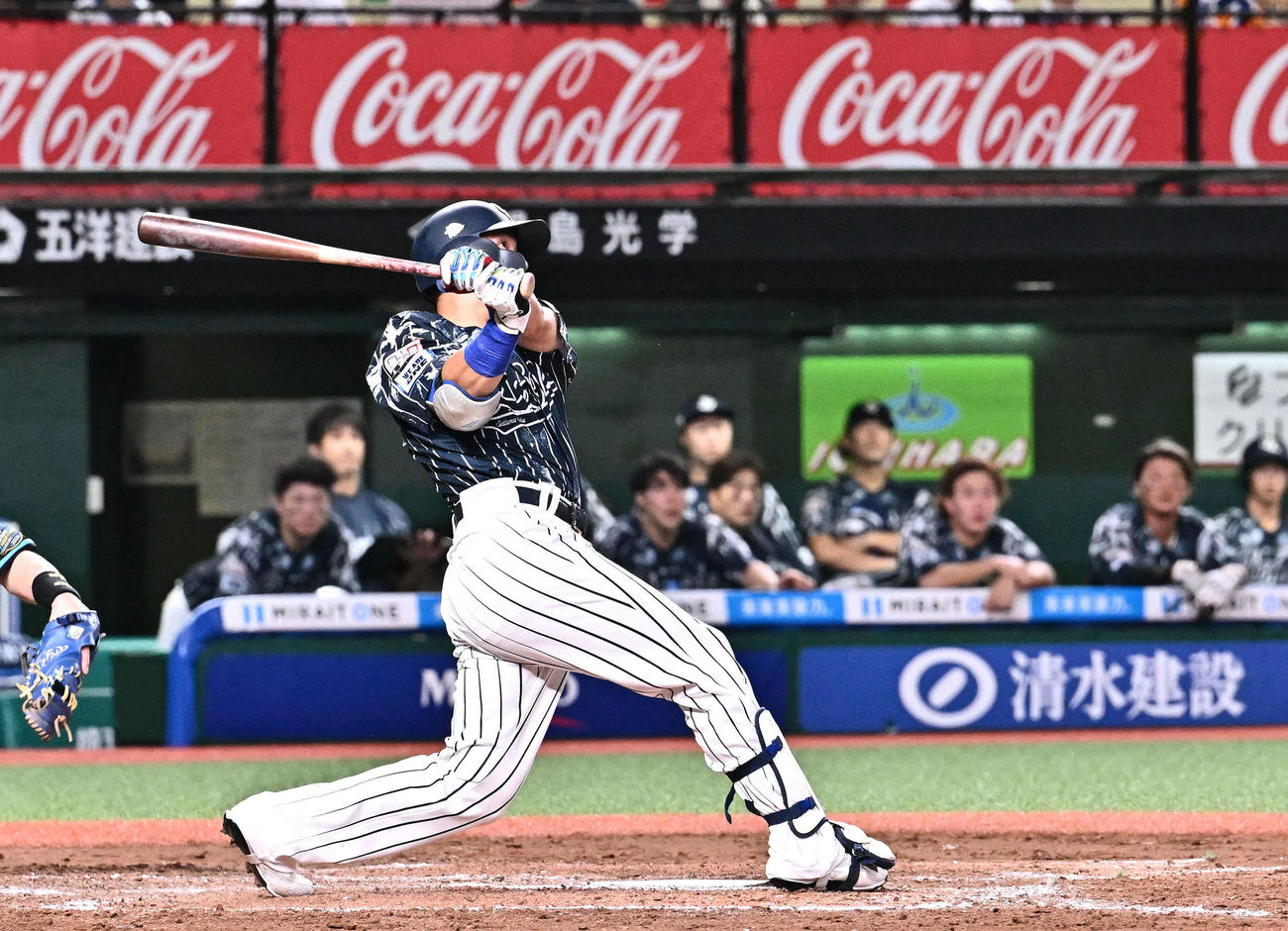 西武対日本ハム　8回裏西武2死三塁、代打栗山は右越え2点本塁打を放つ（撮影・滝沢徹郎）