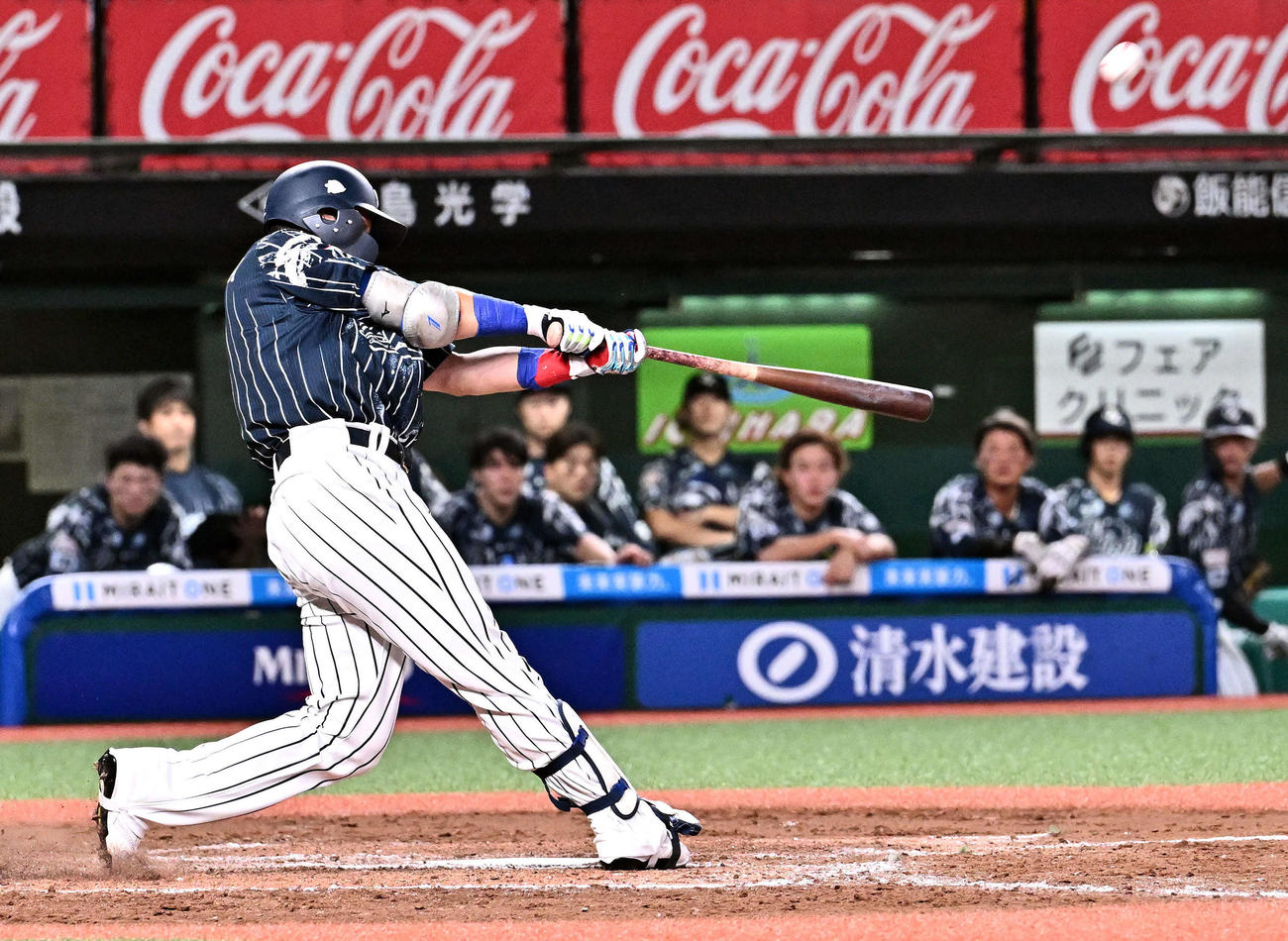 西武対日本ハム　8回裏西武2死三塁、代打栗山は右越え2点本塁打を放つ（撮影・滝沢徹郎）