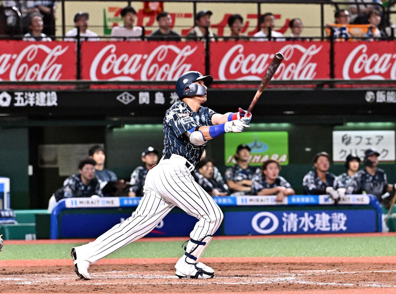 西武対日本ハム　8回裏西武2死三塁、代打栗山は右越え2点本塁打を放つ（撮影・滝沢徹郎）