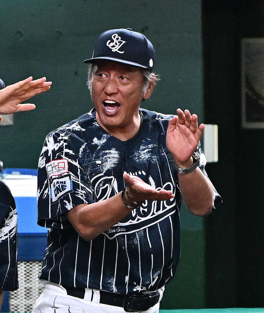 西武対日本ハム　8回裏西武2死三塁、右越え2点本塁打を放った代打栗山を拍手で迎える渡辺GM兼監督代行（撮影・滝沢徹郎）