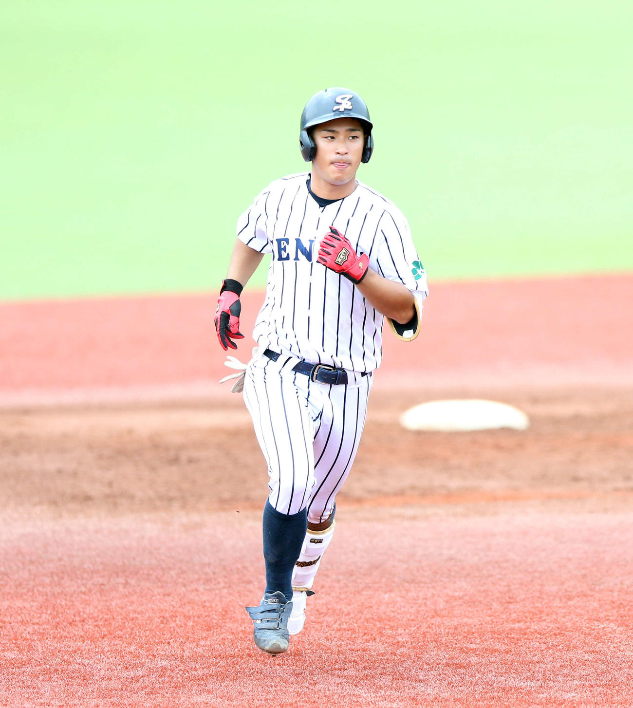 仙台大対宮教大　5回表仙台大1死一、二塁で、左越えに3ランを放ち、ダイヤモンドを一周する仙台大・小田倉主将（撮影・木村有優）