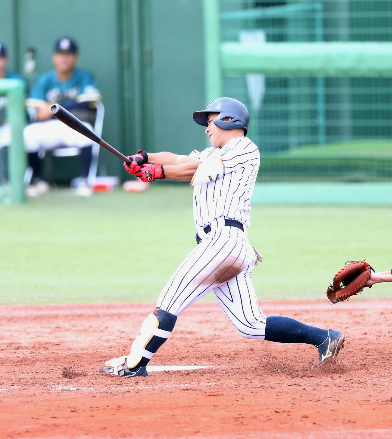 仙台大対宮教大　5回表仙台大1死一、二塁で、左越えに3ランを放つ仙台大・小田倉主将（撮影・木村有優）