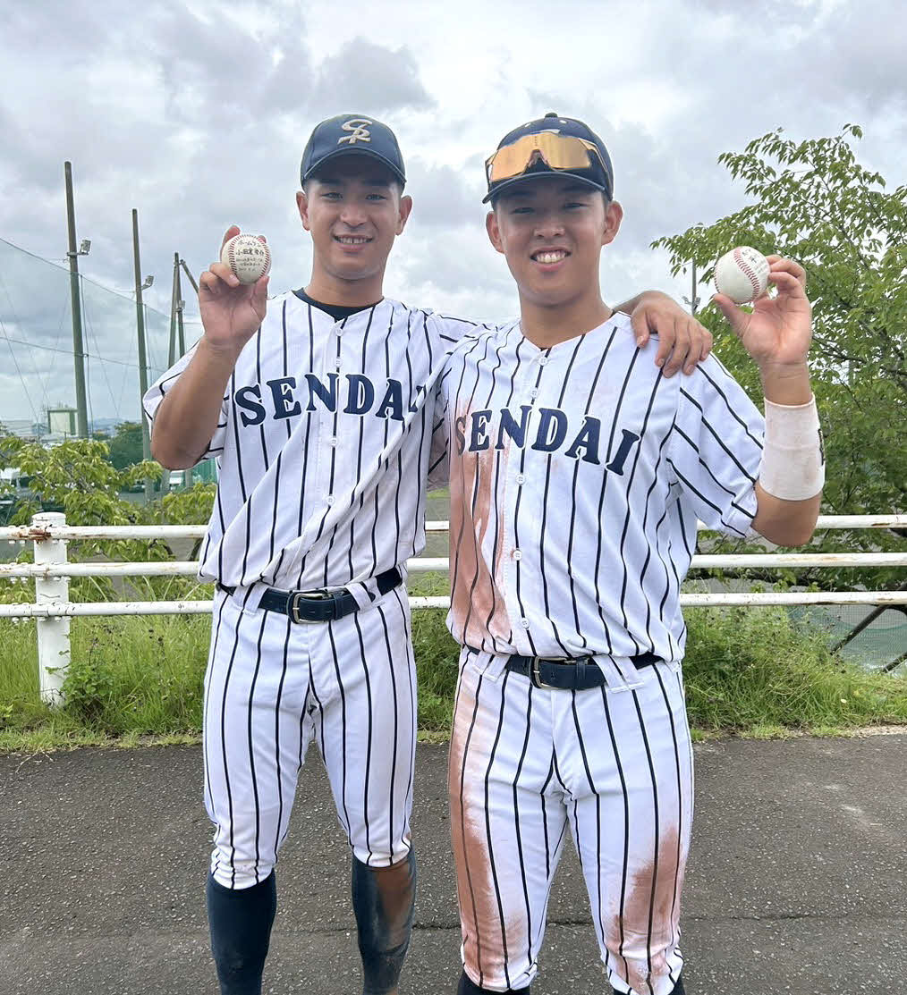 本塁打を放った仙台大・小田倉主将（左）と平川蓮内野手がホームランボールを手に笑顔をみせる（撮影・木村有優）