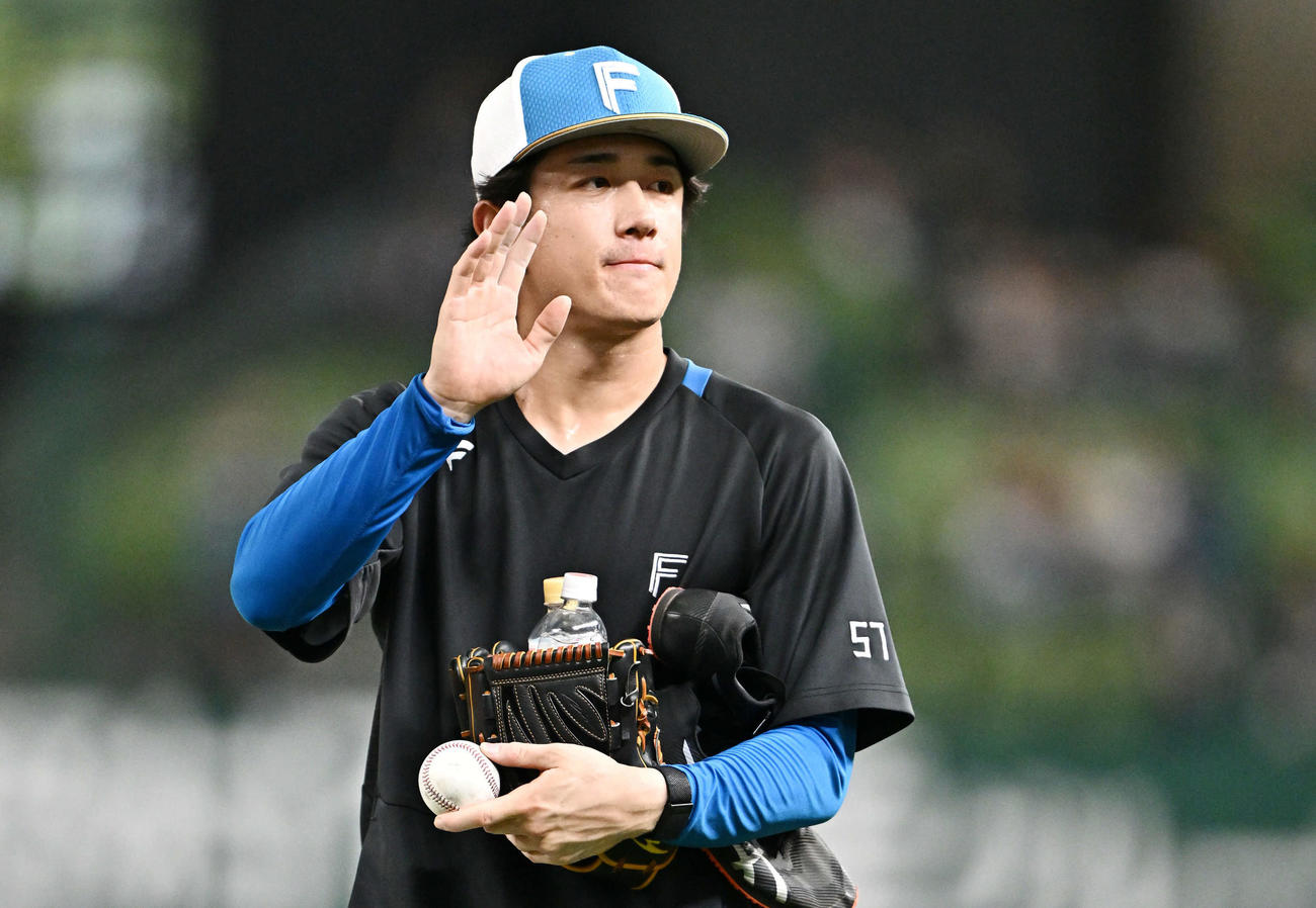 西武対日本ハム　試合前練習を終えた日本ハム北山はファンに手を振って引き上げる（撮影・滝沢徹郎）