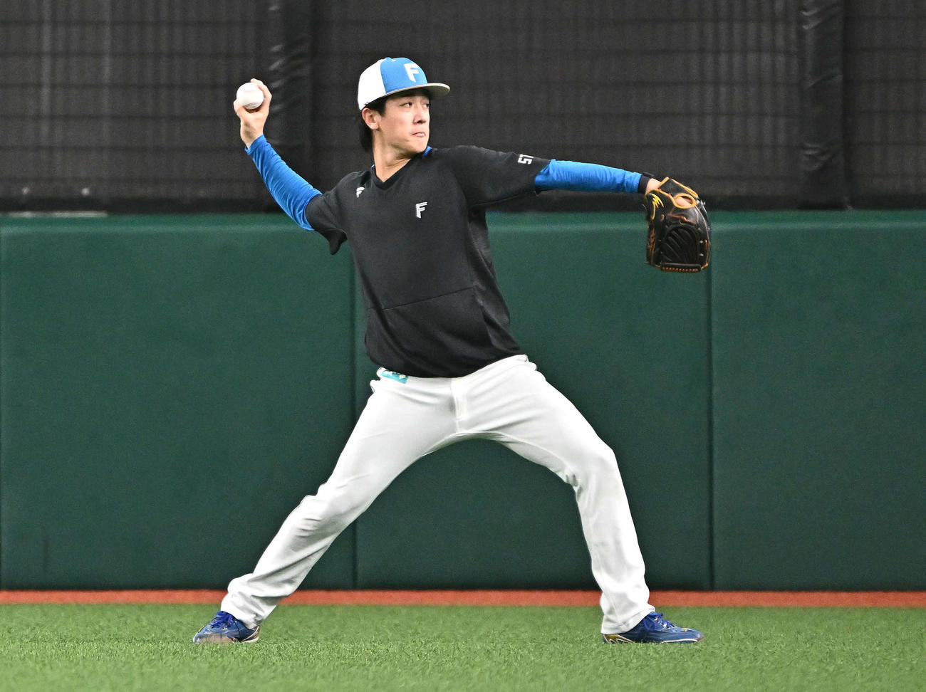 西武対日本ハム　試合前練習のキャッチボールで調整する日本ハム北山（撮影・滝沢徹郎）