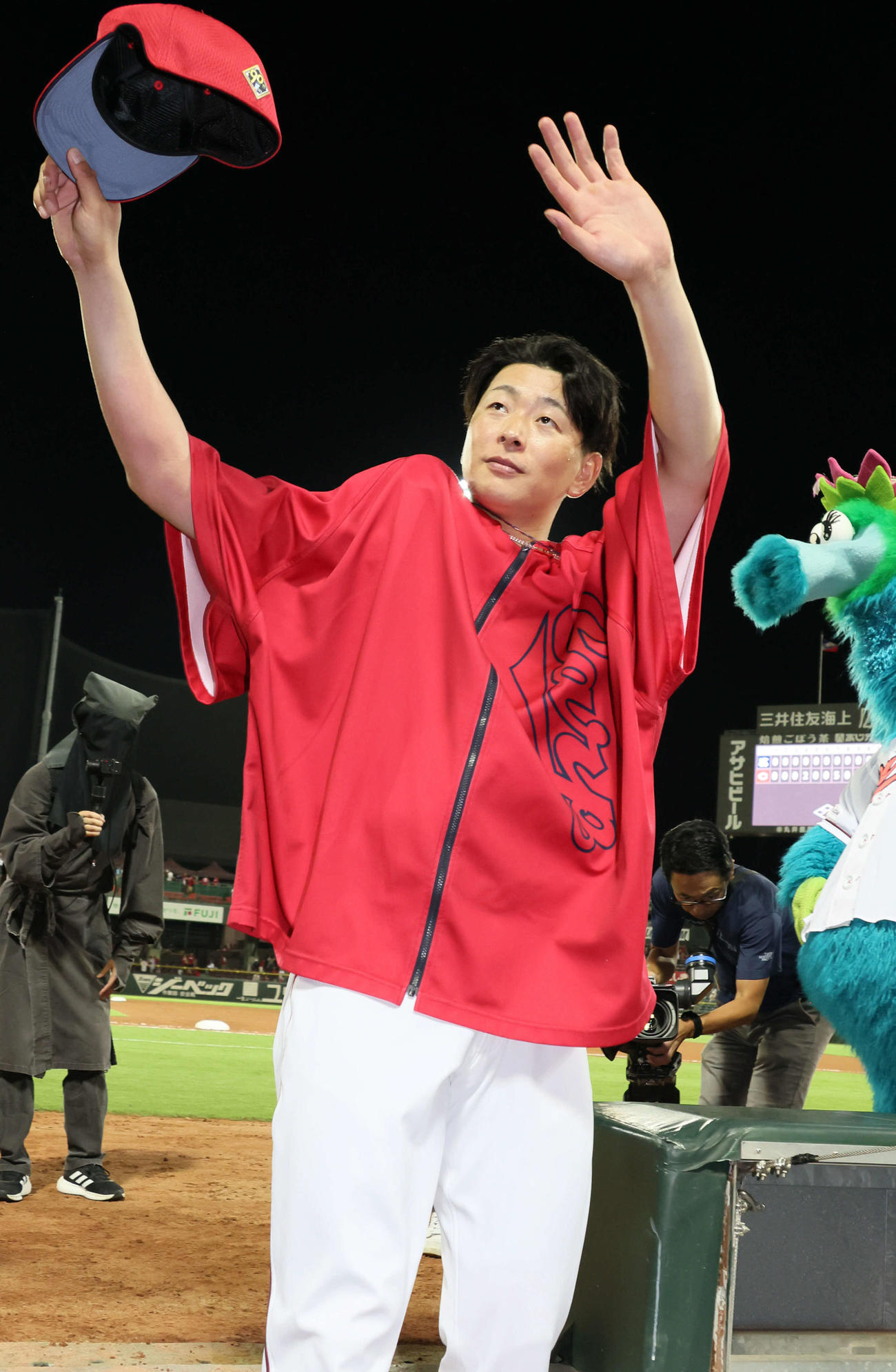 広島対ヤクルト　ファンの声援に応える大瀬良（撮影・加藤孝規）