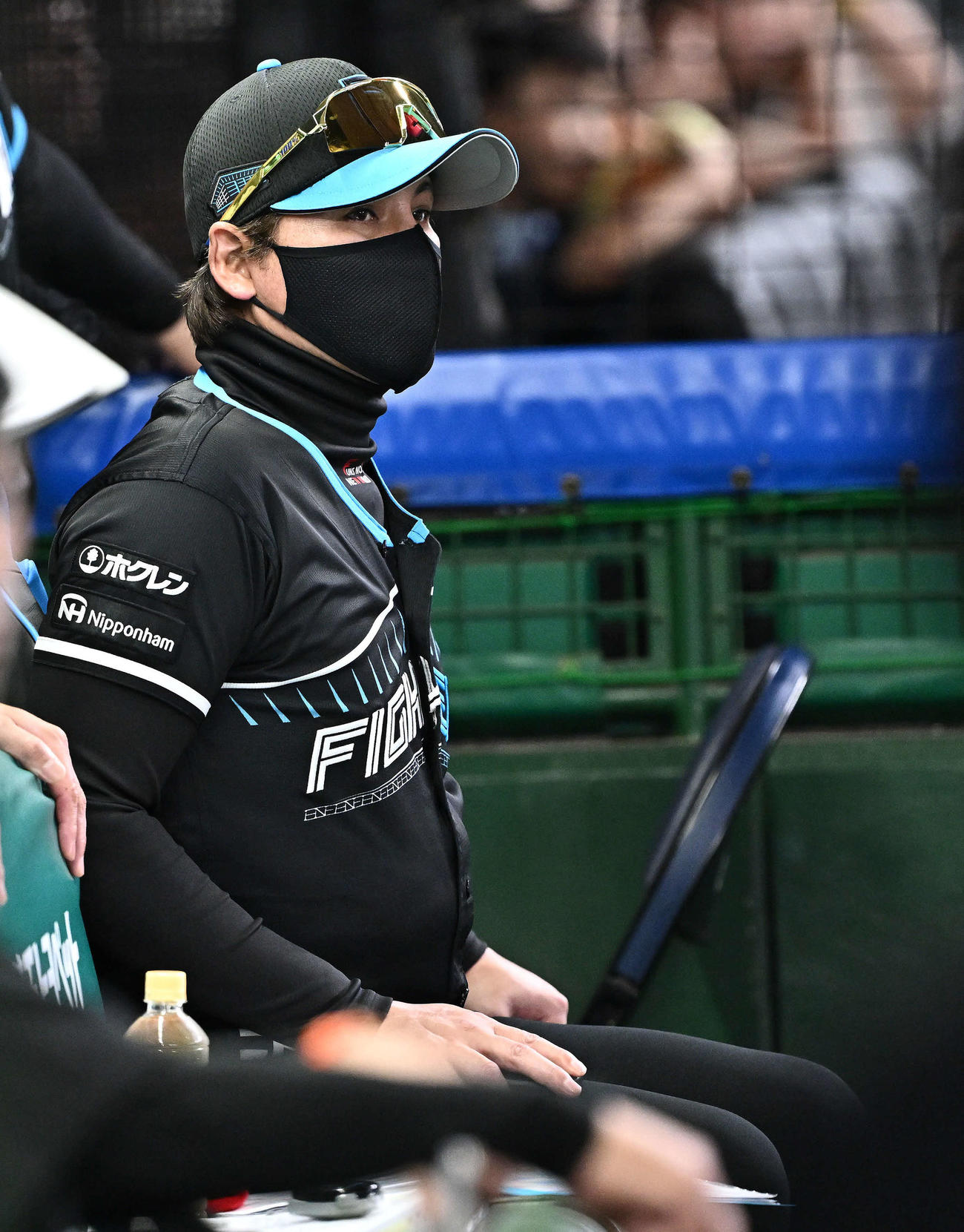 西武対日本ハム　戦況を見守る日本ハム新庄監督（撮影・滝沢徹郎）