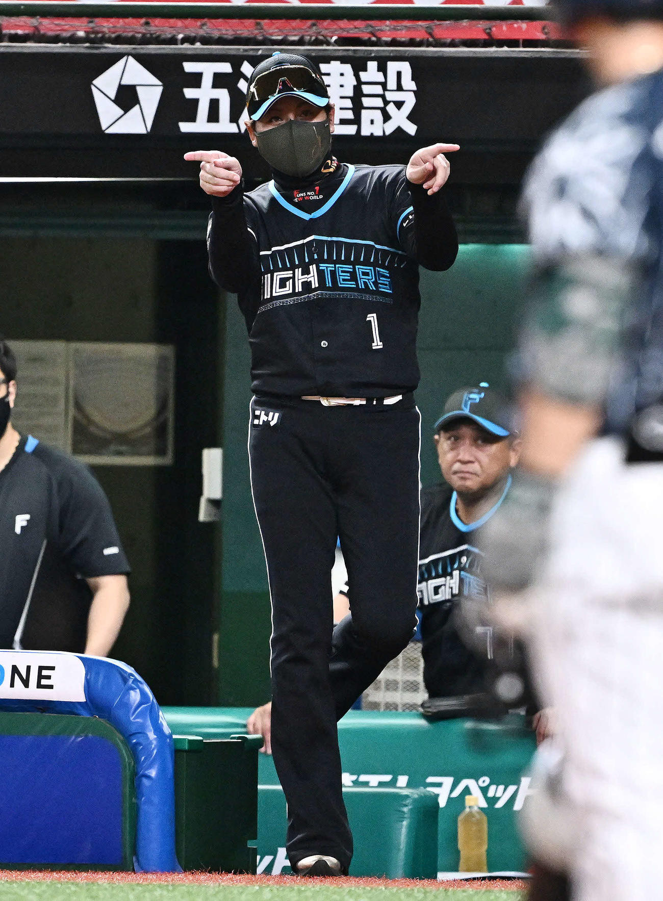 西武対日本ハム　2回裏西武1死一、三塁、一塁走者山野辺の二塁盗塁セーフの判定にリクエストする新庄監督（撮影・滝沢徹郎）