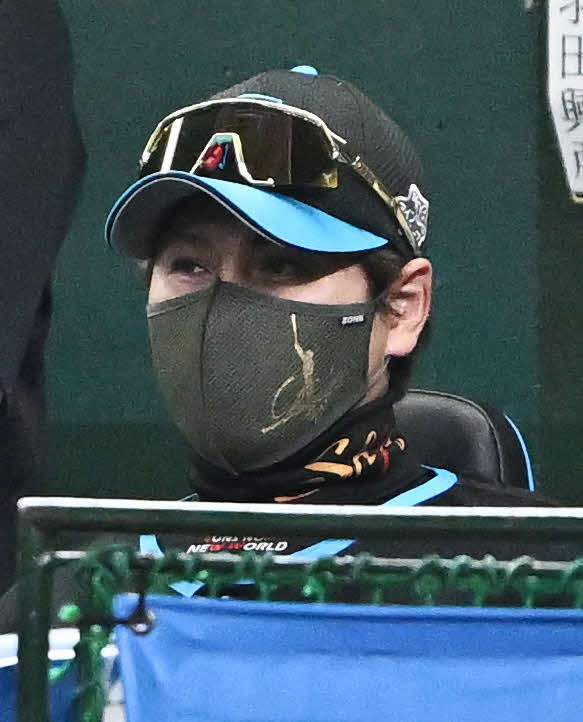 西武対日本ハム　戦況を見守る日本ハム新庄監督（撮影・滝沢徹郎）