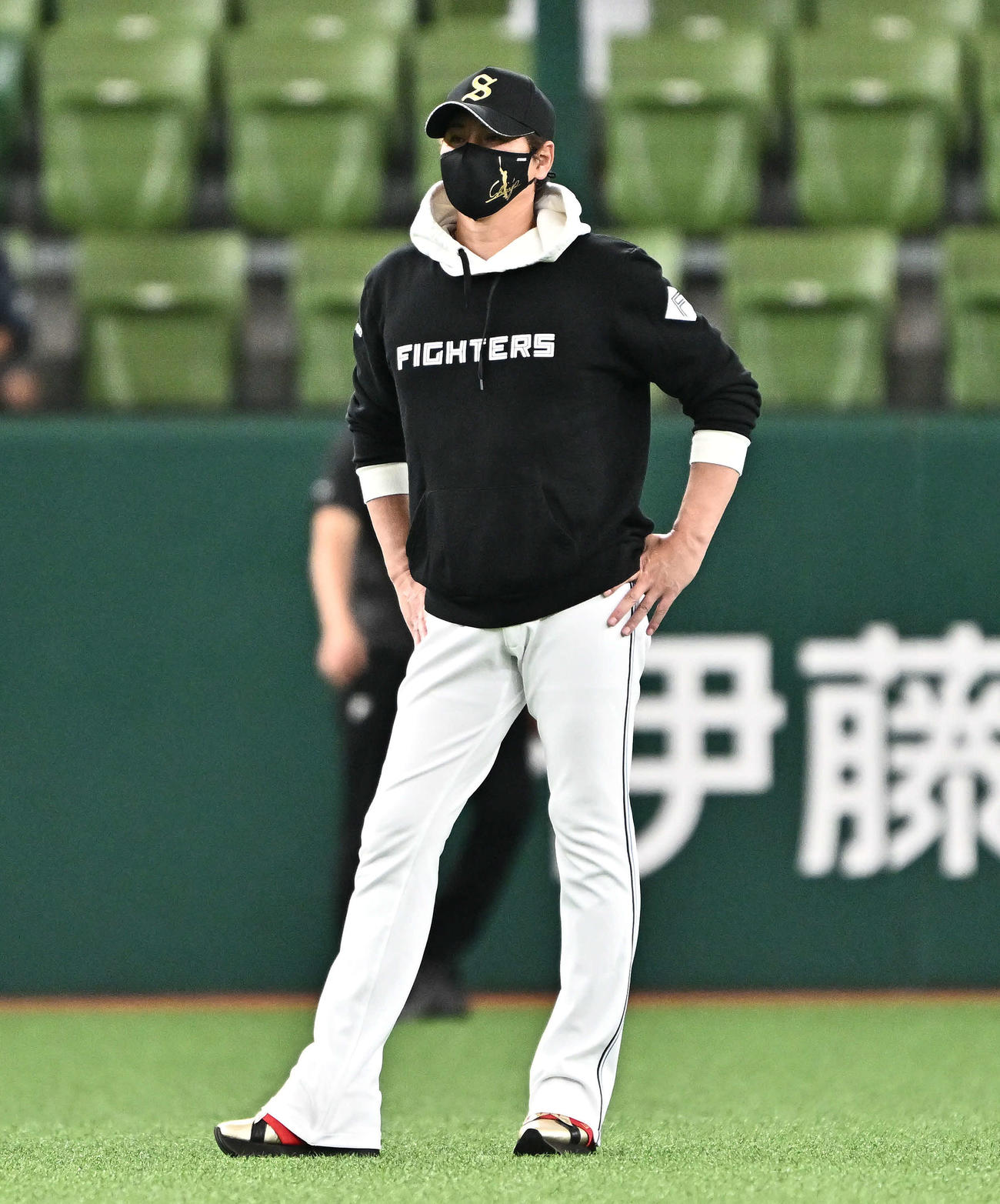 西武対日本ハム　試合前練習を見守る日本ハム新庄監督（撮影・滝沢徹郎）