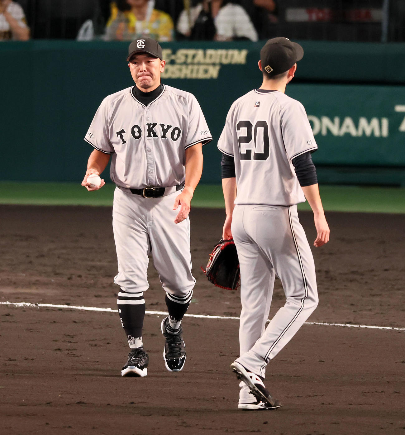 阪神対巨人　6回裏阪神2死一、二塁、代打糸原を迎え阿部監督（左）は先発戸郷の交代を告げるが、口を真一文字にしたままの厳しい表情を見せる（撮影・加藤哉）