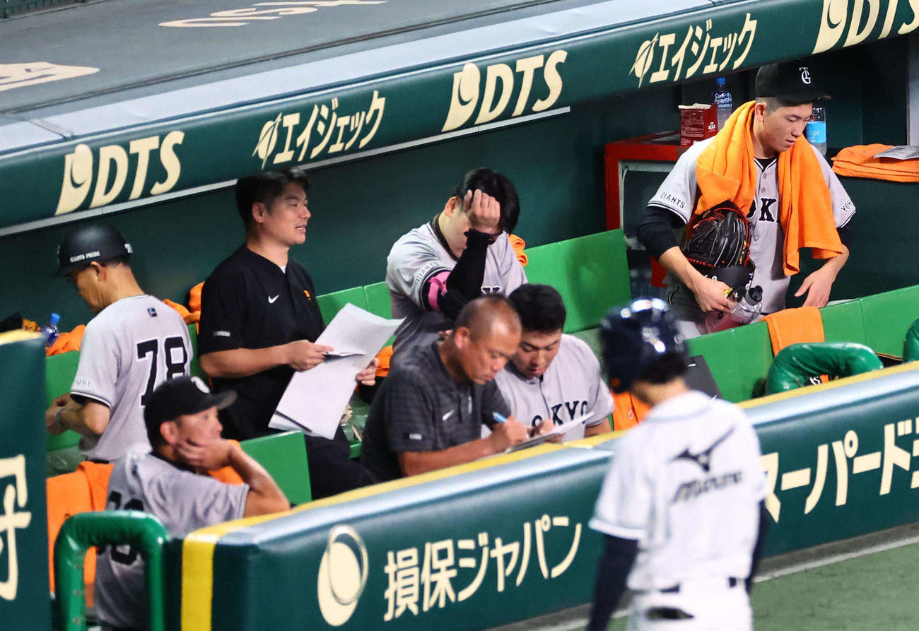 阪神対巨人　戸郷（右）は6回4失点で降板する。左手前は阿部監督（撮影・上田博志）