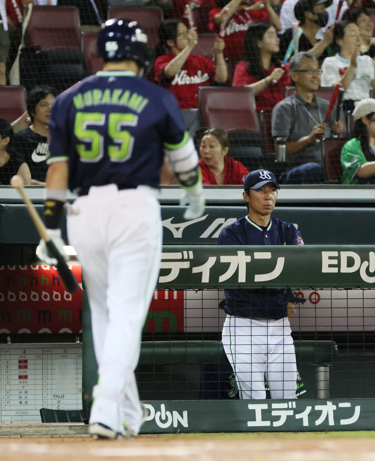 広島対ヤクルト　9回表ヤクルト2死、三振した村上とベンチの高津監督（右）（撮影・加藤孝規）