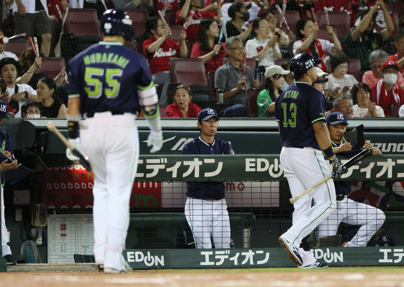 広島対ヤクルト　9回表ヤクルト2死、三振した村上とベンチの高津監督（中央）（撮影・加藤孝規）