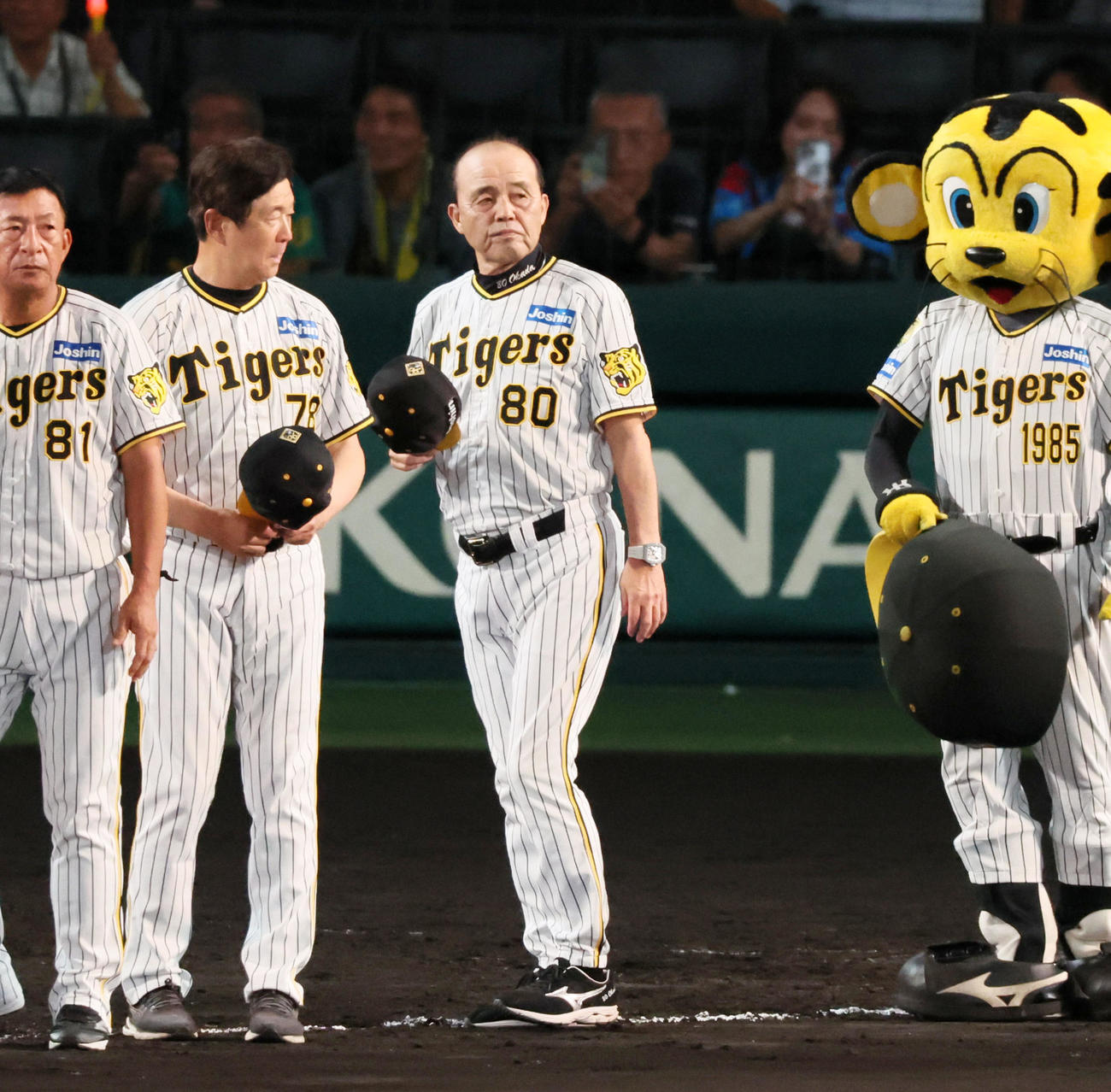 阪神対巨人　巨人に勝利しスタンドのファンにあいさつする岡田監督。左は平田ヘッドコーチ（撮影・加藤哉）