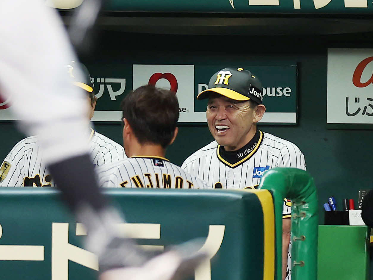 阪神対巨人　7回表を無失点で終え、ベンチで笑顔を見せる阪神岡田監督（撮影・前田充）
