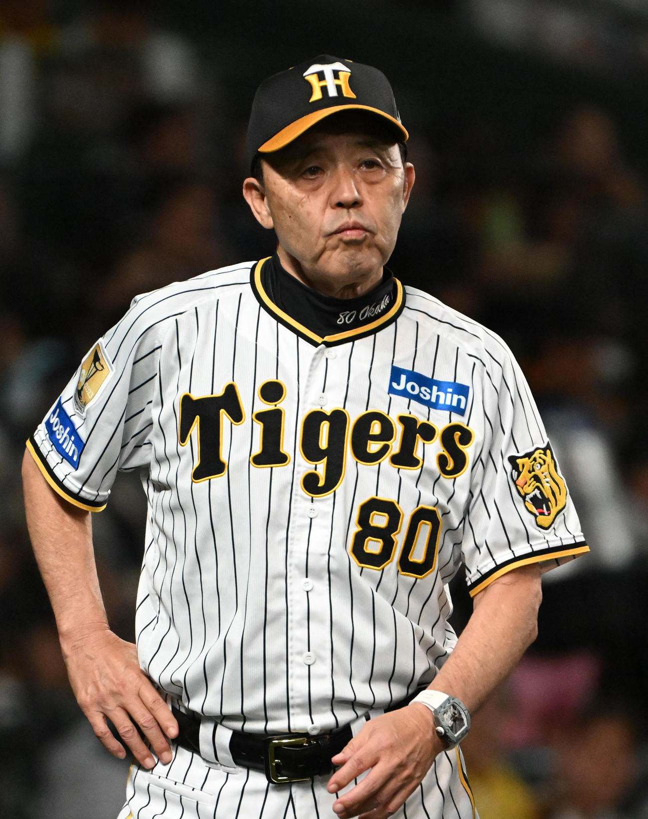阪神対巨人　選手交代を告げる岡田監督（撮影・石井愛子）