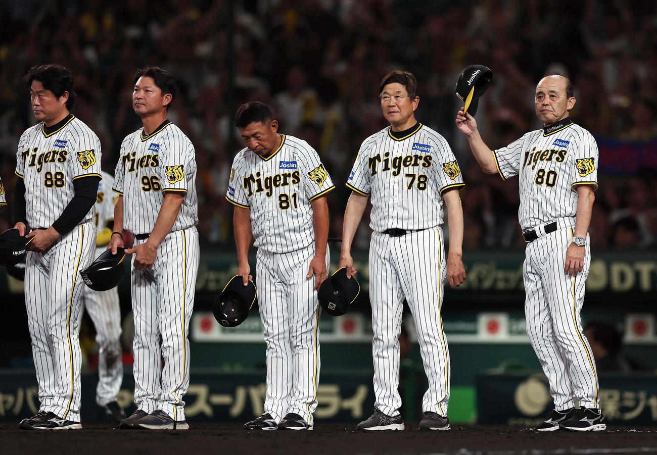 阪神対巨人　巨人に勝利しスタンドのファンにあいさつする阪神岡田監督（右端）ら（撮影・前田充）