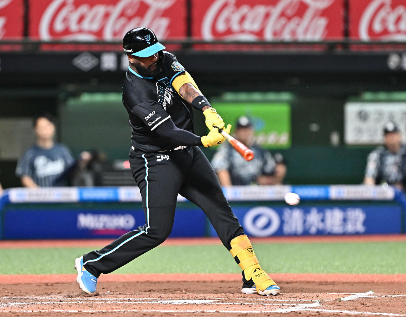 西武対日本ハム　7回表日本ハム無死、レイエスは左前打を放つ（撮影・滝沢徹郎）