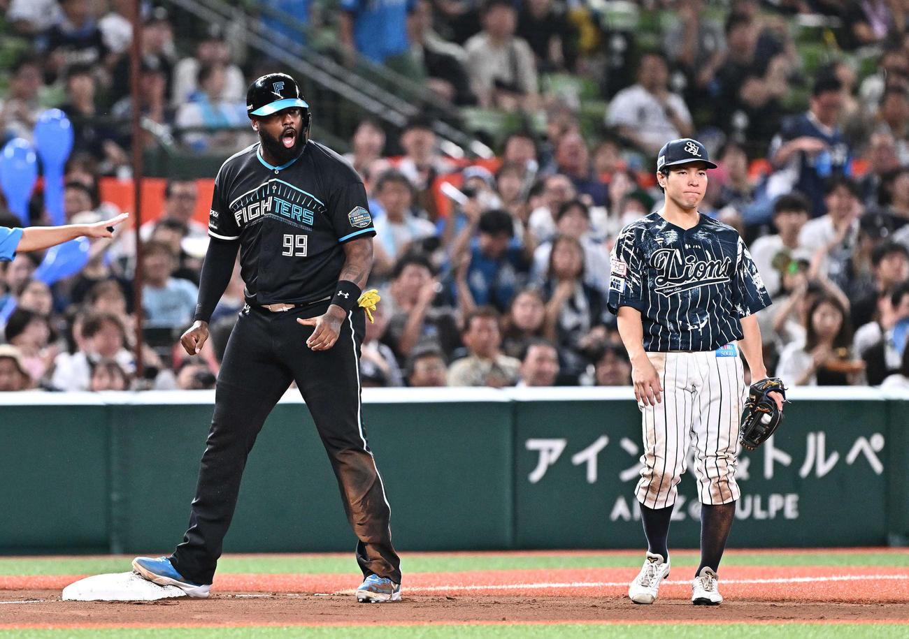 西武対日本ハム　7回表日本ハム1死一塁、郡司の右前打で三進しさけぶレイエス（左）。三塁手山野辺（撮影・滝沢徹郎）