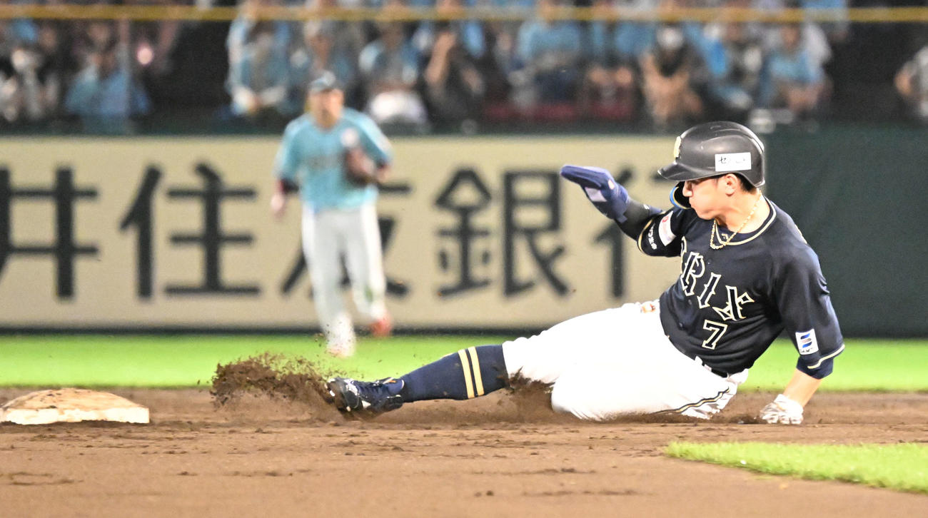 楽天対オリックス　2回表オリックス無死一塁、打者紅林弘太郎のとき、二盗する西川（撮影・千葉一成）