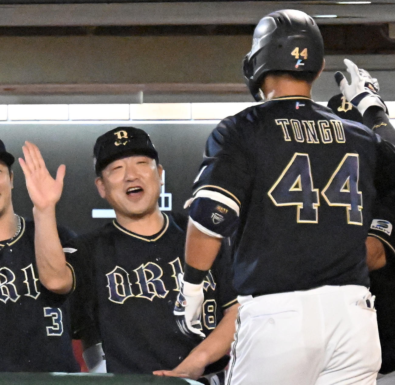 楽天対オリックス　4回表オリックス1死、先制本塁打を放った頓宮（右）を迎える中嶋監督（撮影・千葉一成）