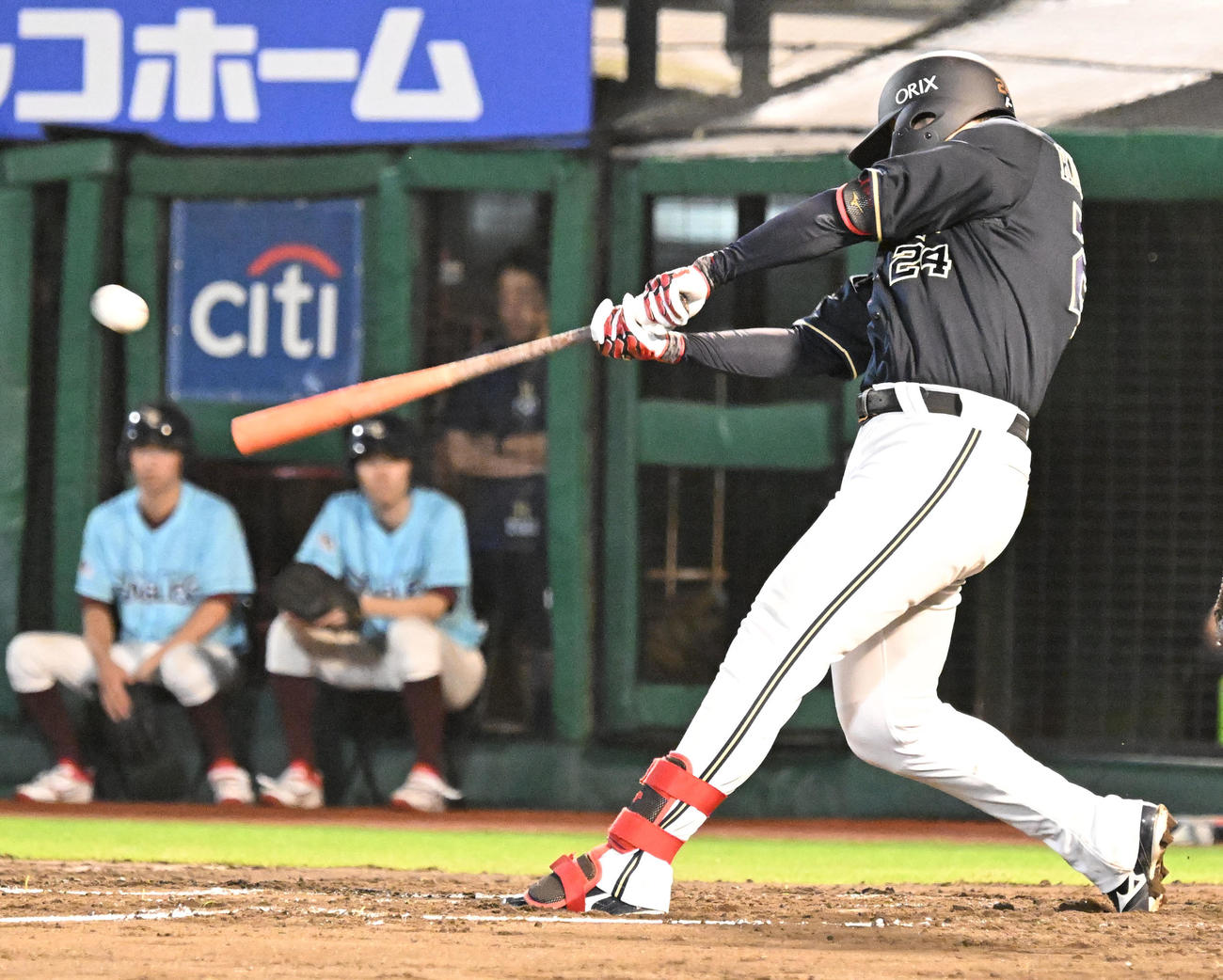 楽天対オリックス　7回表オリックス1死二塁紅林が左翼に適時二塁打を放つ（撮影・千葉一成）