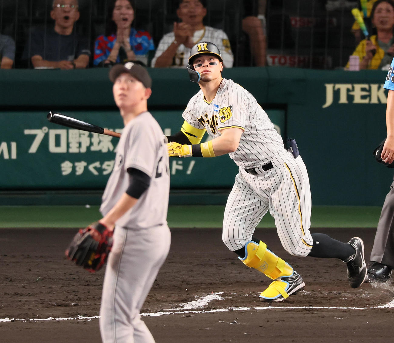 阪神対巨人　6回裏阪神2死一、二塁、佐藤輝は左越え3点本塁打を放つ。投手戸郷（撮影・加藤哉）