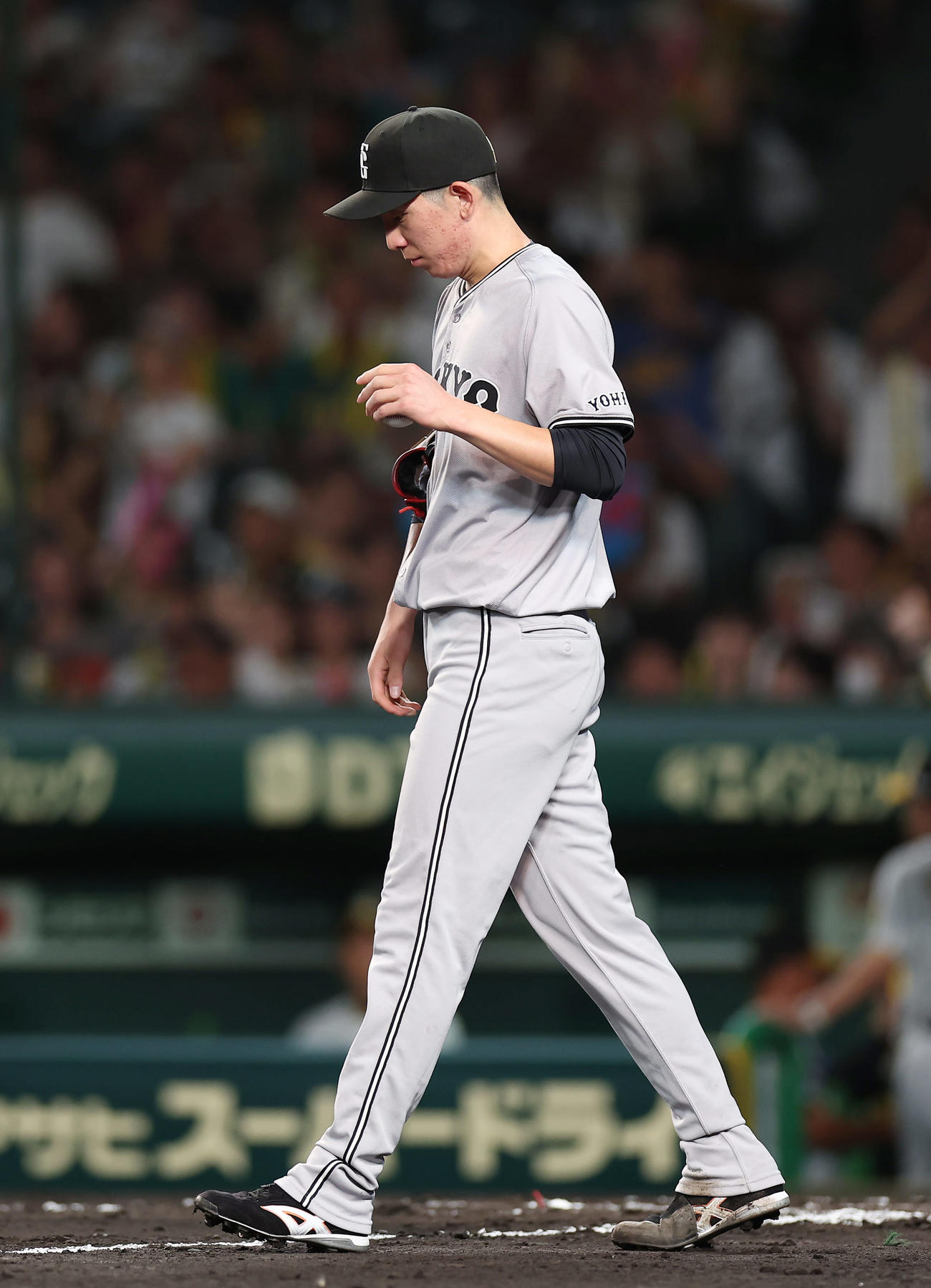 阪神対巨人　6回裏阪神2死一、二塁、木浪に適時打を浴びた戸郷（撮影・前田充）