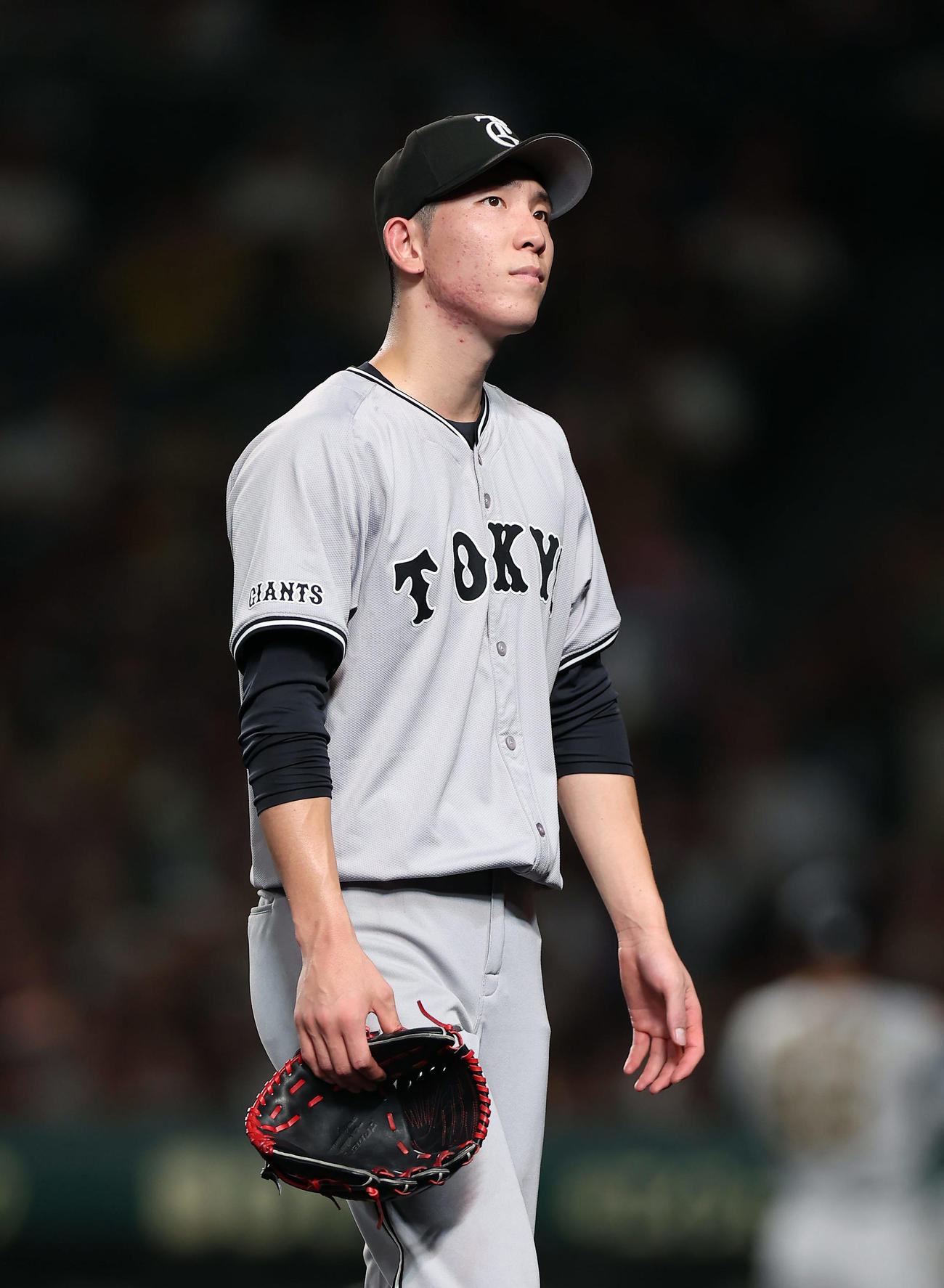 阪神対巨人　6回裏阪神2死一、二塁、木浪に適時打を浴びたところで降板となり、悔しそうにベンチへ下がる戸郷（撮影・前田充）