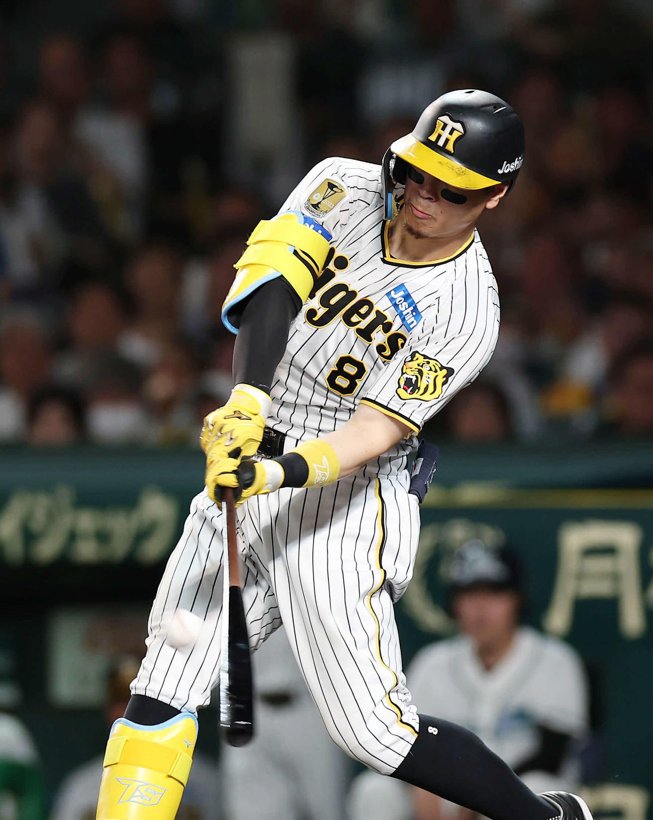 阪神対巨人　6回裏阪神2死一、二塁、佐藤輝は逆転3点本塁打を放つ（撮影・前田充）