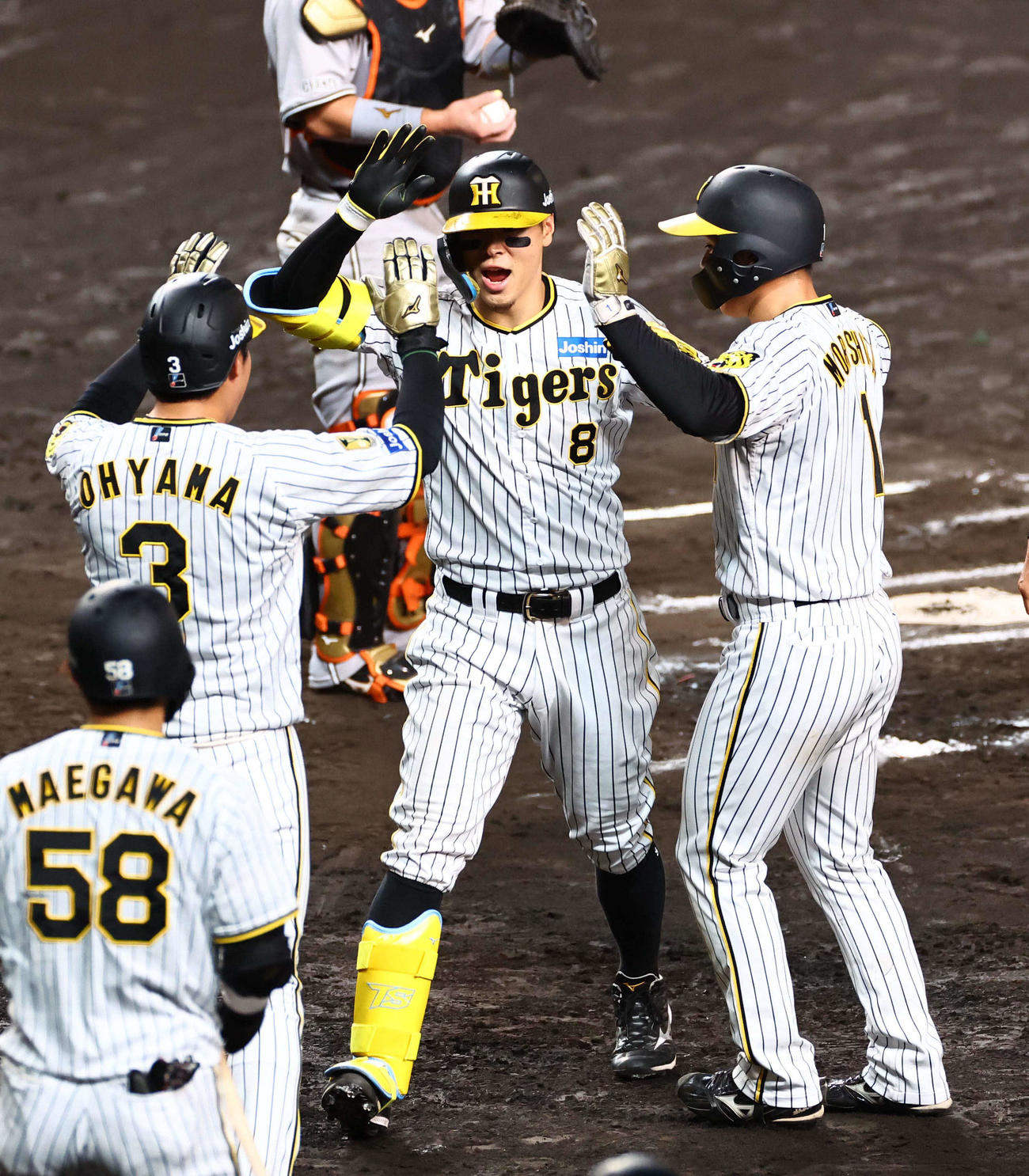 阪神対巨人　6回裏阪神2死一、二塁、逆転3点本塁打を放った佐藤輝（中央）は大山（左）森下（右）とハイタッチしながら雄たけびを上げる（撮影・上田博志）