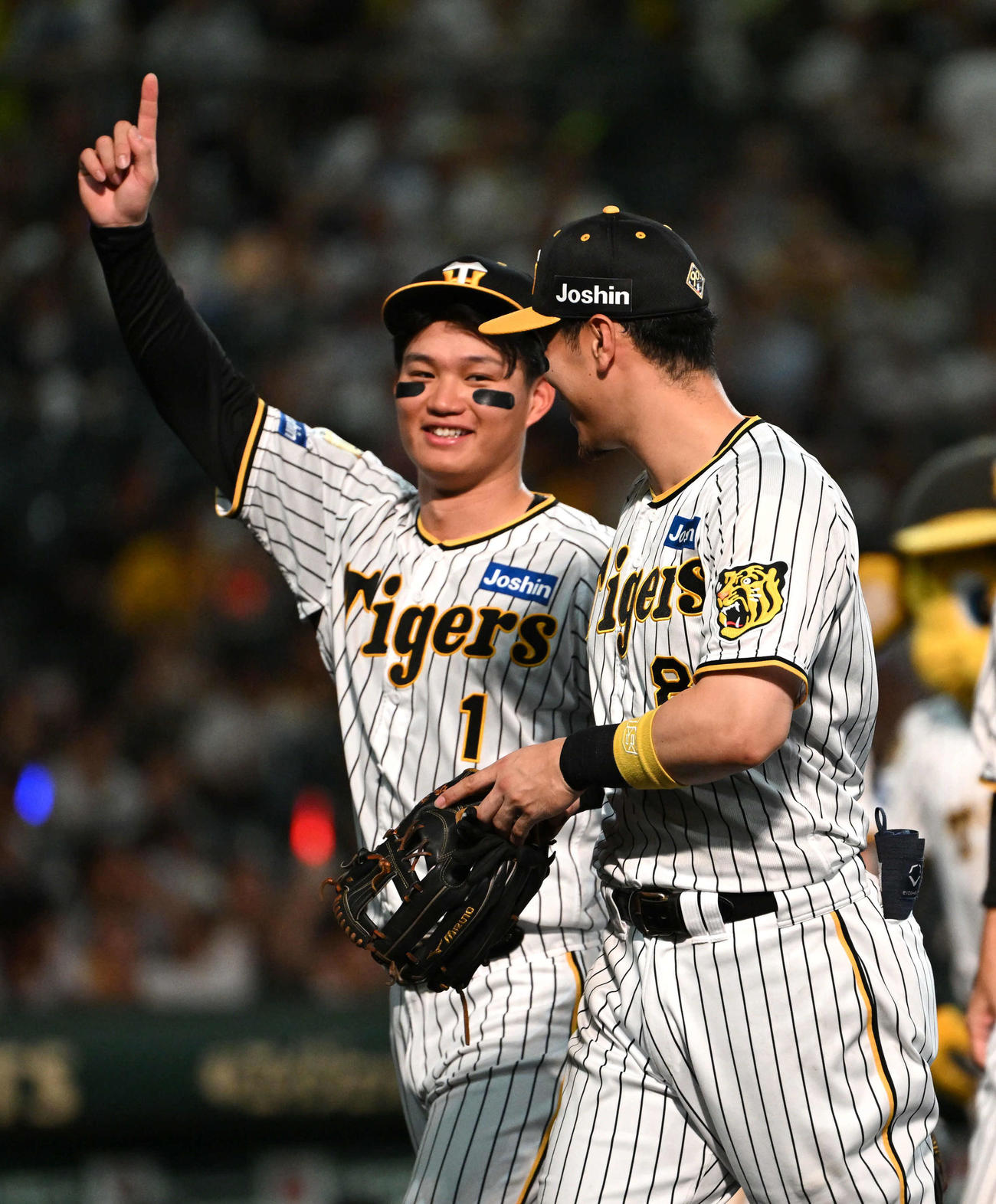 阪神対巨人　巨人に勝利し笑顔を見せる（左から）森下、佐藤輝（撮影・石井愛子）