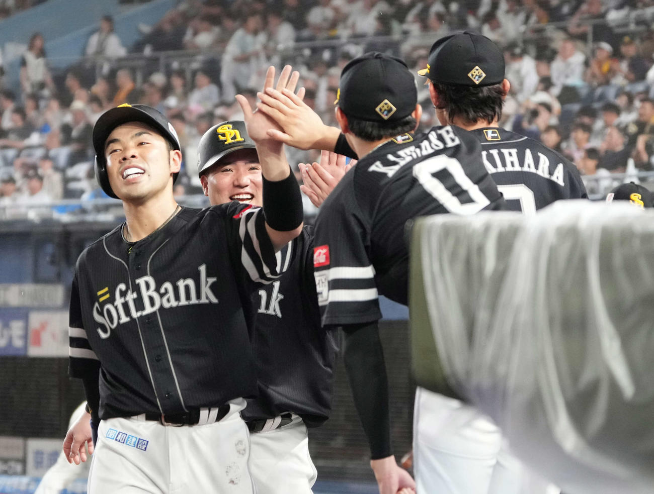 ロッテ対ソフトバンク　6回表ソフトバンク＝2死二、三塁、石塚の左前勝ち越し2点適時打で生還した、左から近藤、山川はベンチのナインの祝福を受ける（撮影・小沢裕）