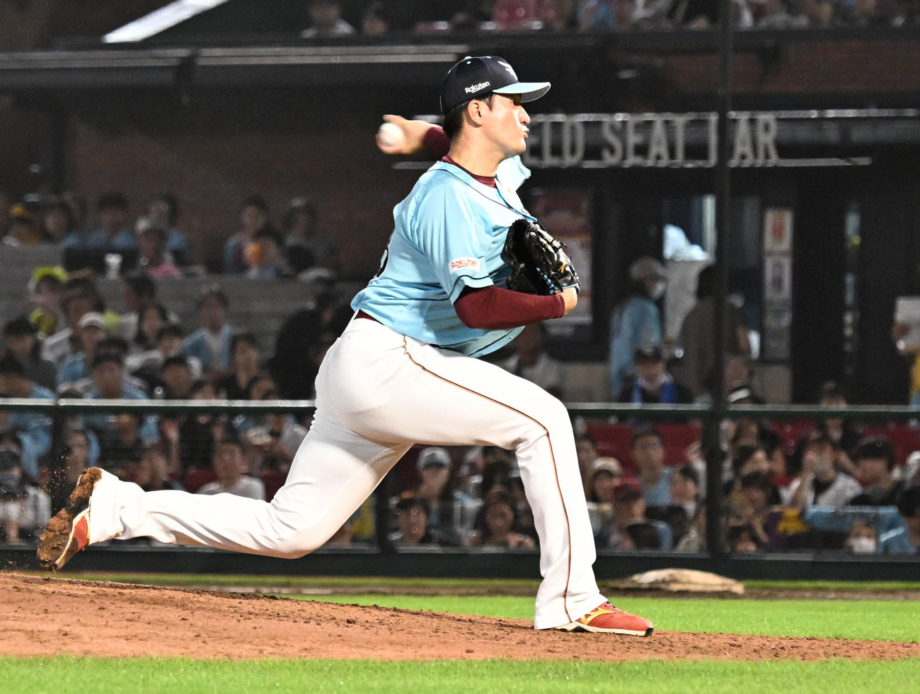 楽天対オリックス　6回表、2番手で登板した楽天弓削（撮影・千葉一成）