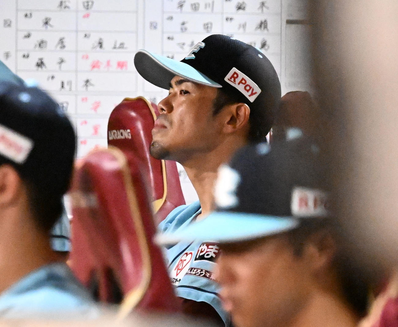 楽天対オリックス　7回表オリックスに2点を追加され険しい表情で戦況を見つめる楽天今江監督（撮影・千葉一成）