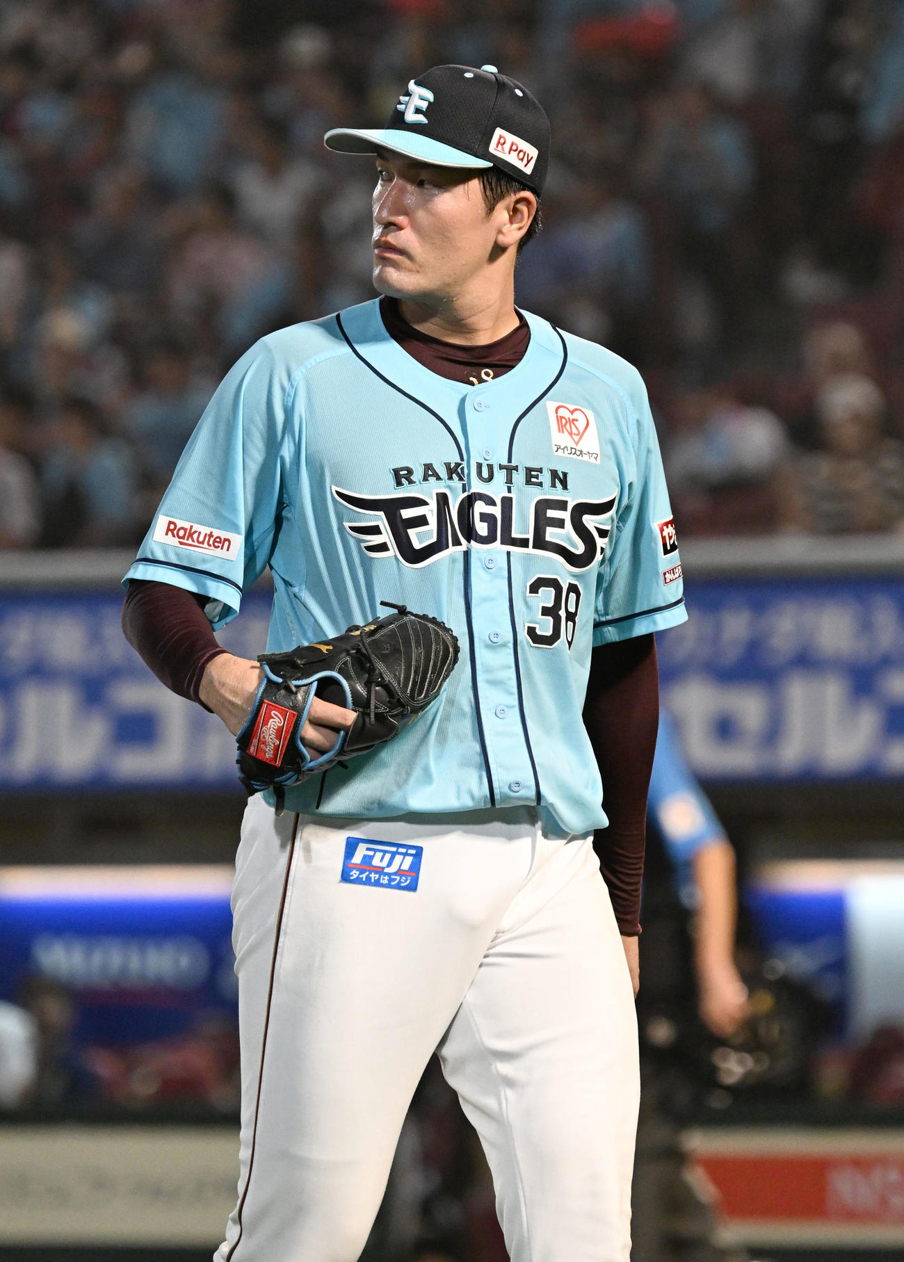 楽天対オリックス　2点を追加された7回表の投球を終え、険しい表情でベンチに戻る2番手弓削（撮影・千葉一成）