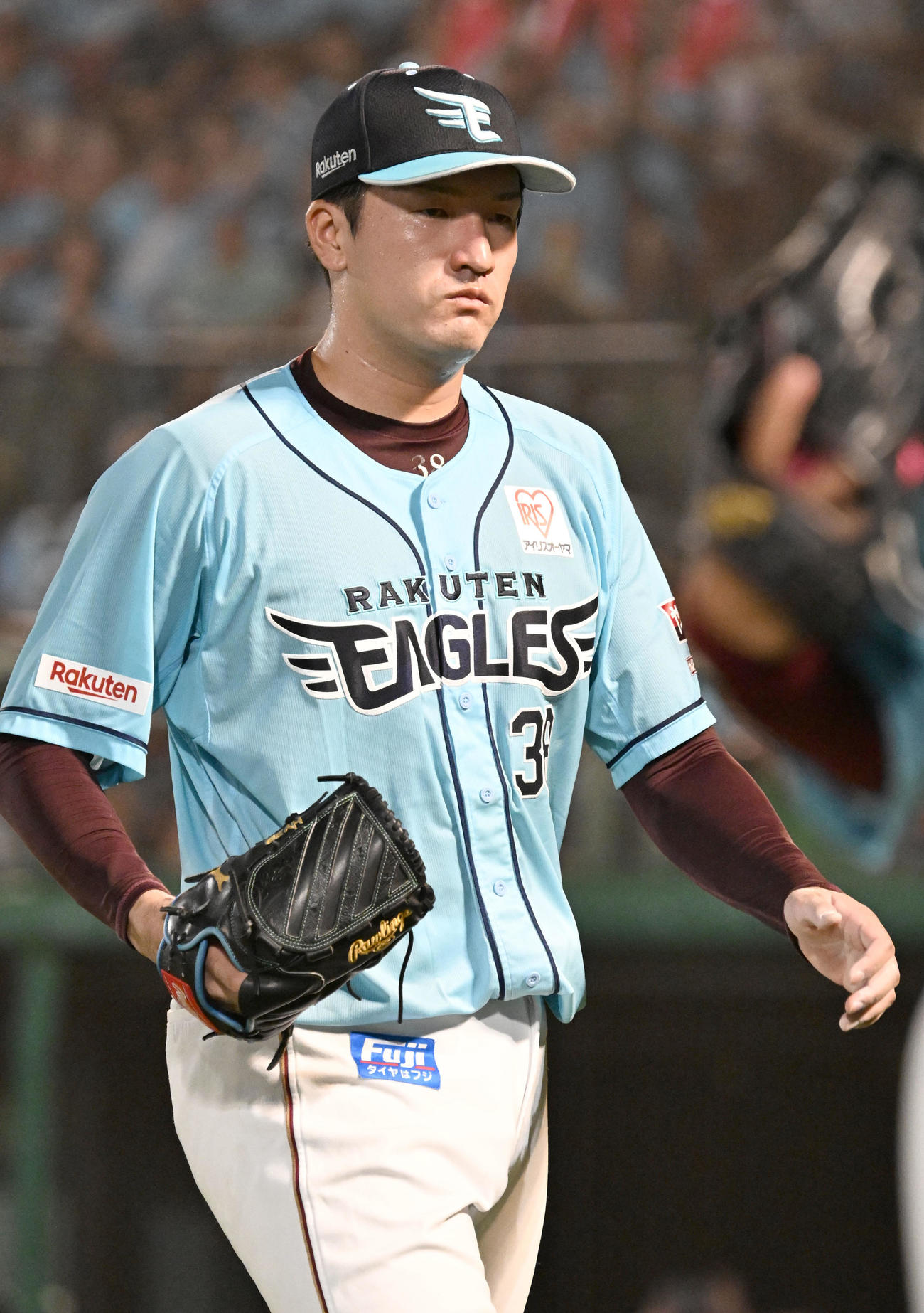 楽天対オリックス　2点を追加された7回表の投球を終え、険しい表情でベンチに戻る2番手弓削（撮影・千葉一成）