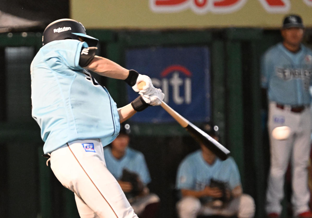 楽天対オリックス　1回裏楽天1死二塁、辰己が左前打を放つ（撮影・千葉一成）