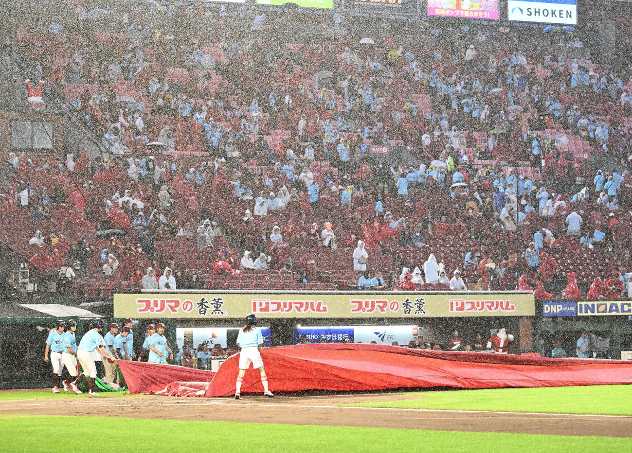 楽天対オリックス　1回途中、激しい降雨のためゲームが一時中断し、グラウンドにシートをかけるスタッフ（撮影・千葉一成）