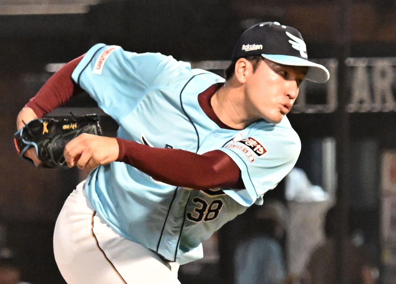 楽天対オリックス　6回表、2番手で登板した楽天弓削（撮影・千葉一成）