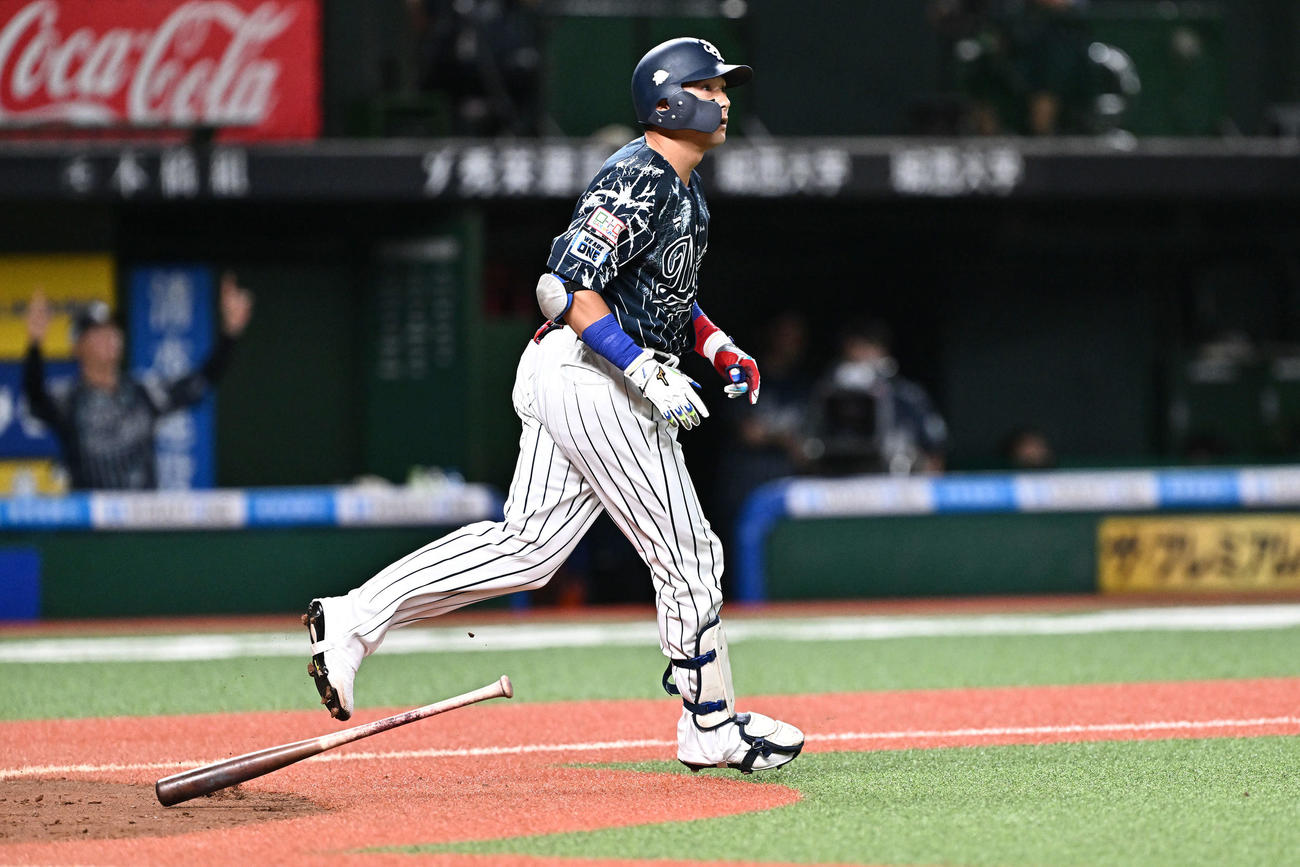 西武対日本ハム　8回裏西武2死三塁、代打栗山は右越え2点本塁打を放つ（撮影・滝沢徹郎）