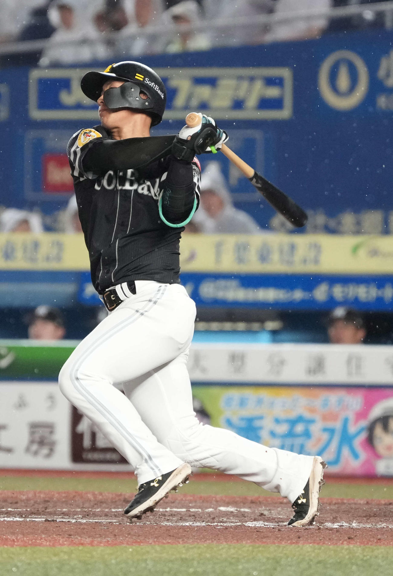 ロッテ対ソフトバンク　6回表ソフトバンク1死、今宮は左越えにソロ本塁打を放つ（撮影・小沢裕）
