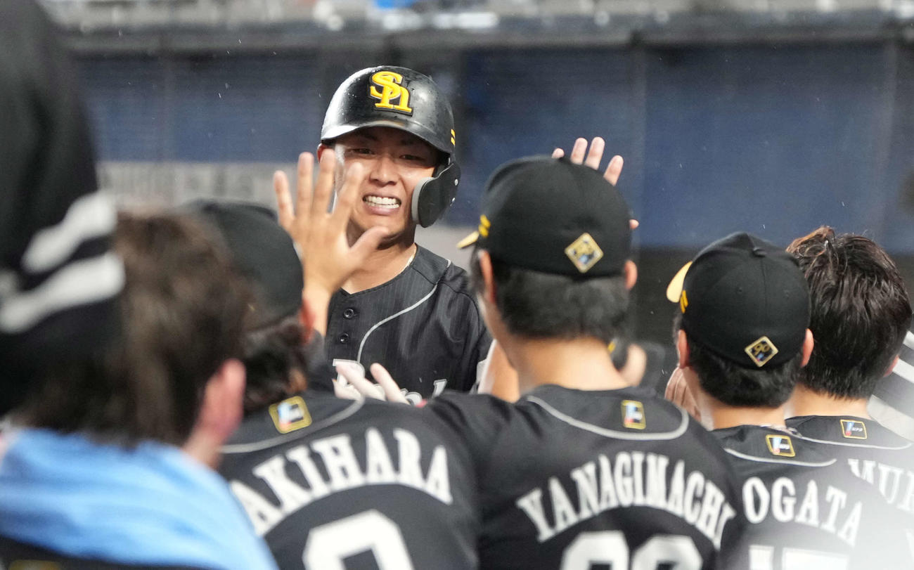 ロッテ対ソフトバンク　6回表ソフトバンク1死、今宮（中央）は左越えにソロ本塁打を放ちベンチのナインの祝福を受ける（撮影・小沢裕）