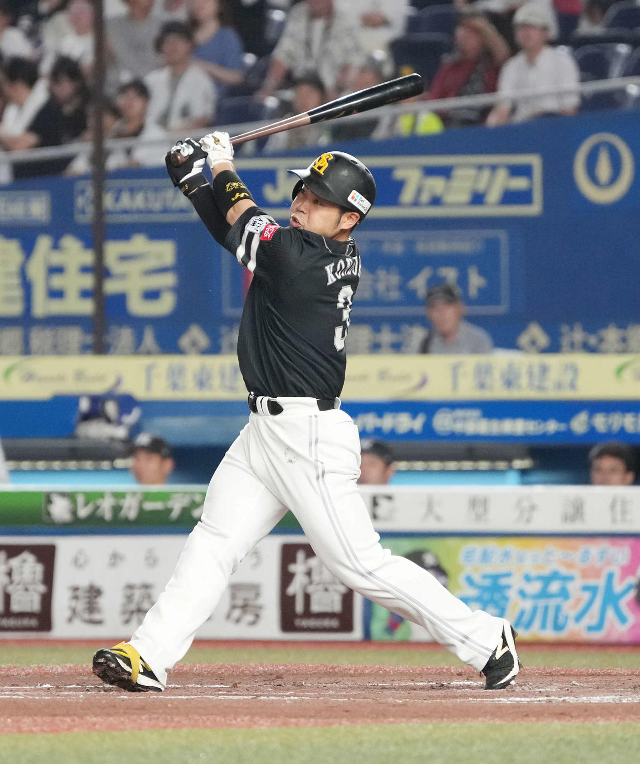 ロッテ対ソフトバンク　2回表ソフトバンク無死、近藤は左越えに同点ソロ本塁打を放つ（撮影・小沢裕）
