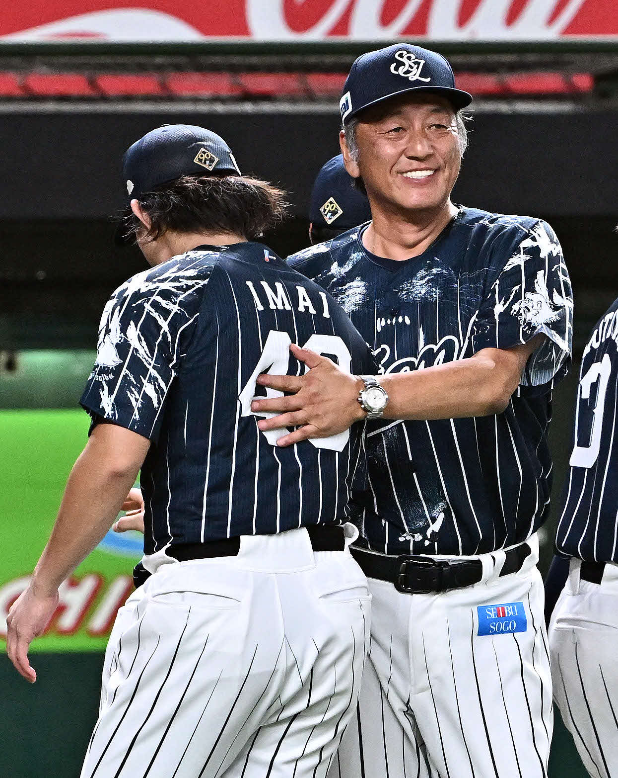西武対日本ハム　試合後、勝利投手の西武今井（左）をねぎらう渡辺GM兼監督代行（撮影・滝沢徹郎）