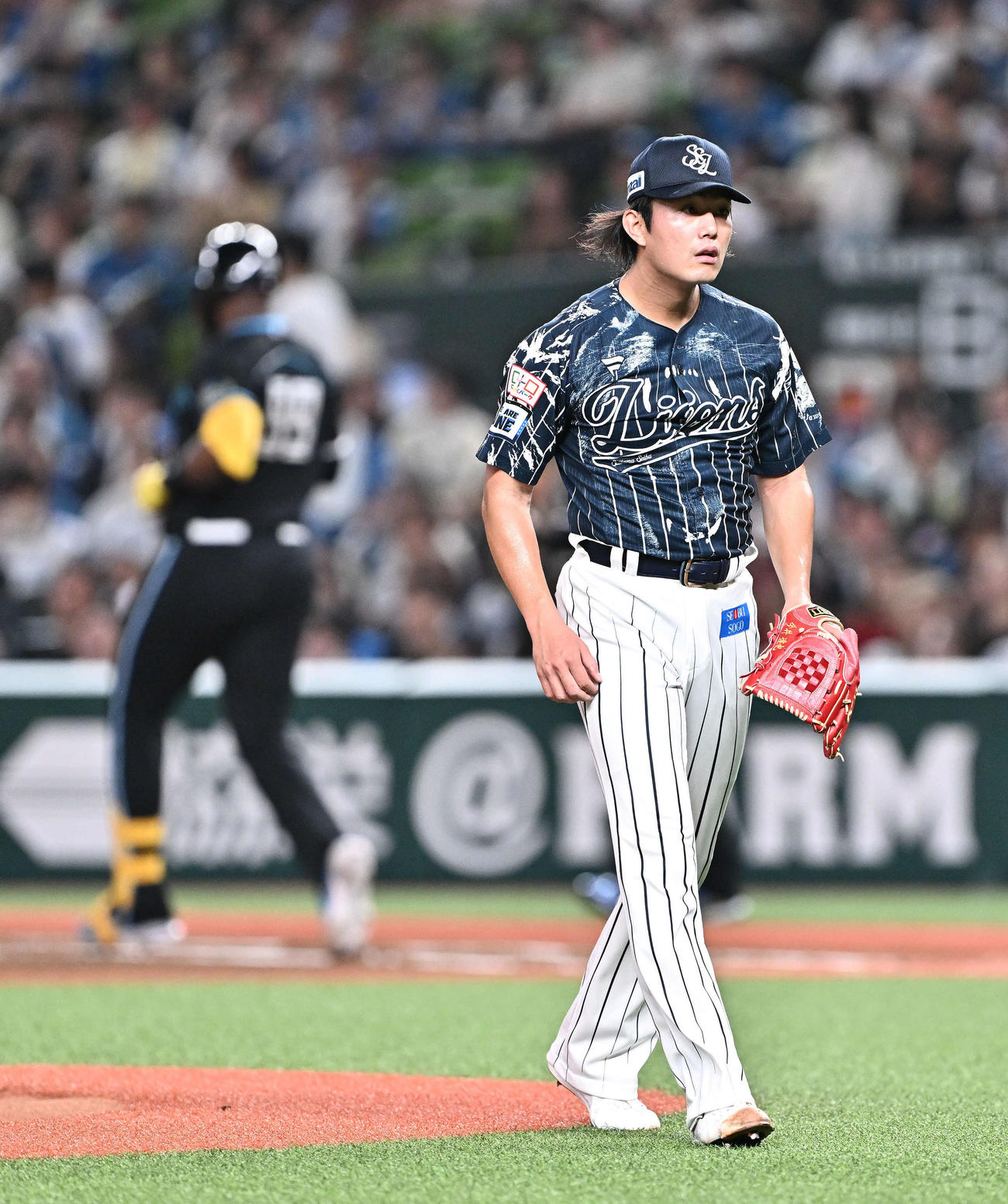 西武対日本ハム　1回表日本ハム2死一塁、レイエス（後方）を投ゴロに仕留め引き揚げる今井（撮影・滝沢徹郎）