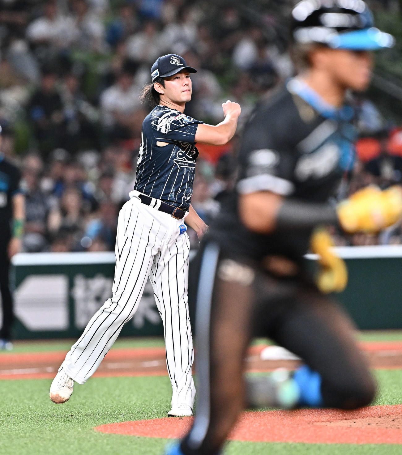 西武対日本ハム　6回表日本ハム2死、水谷（手前）を投ゴロに打ち取る今井（撮影・滝沢徹郎）