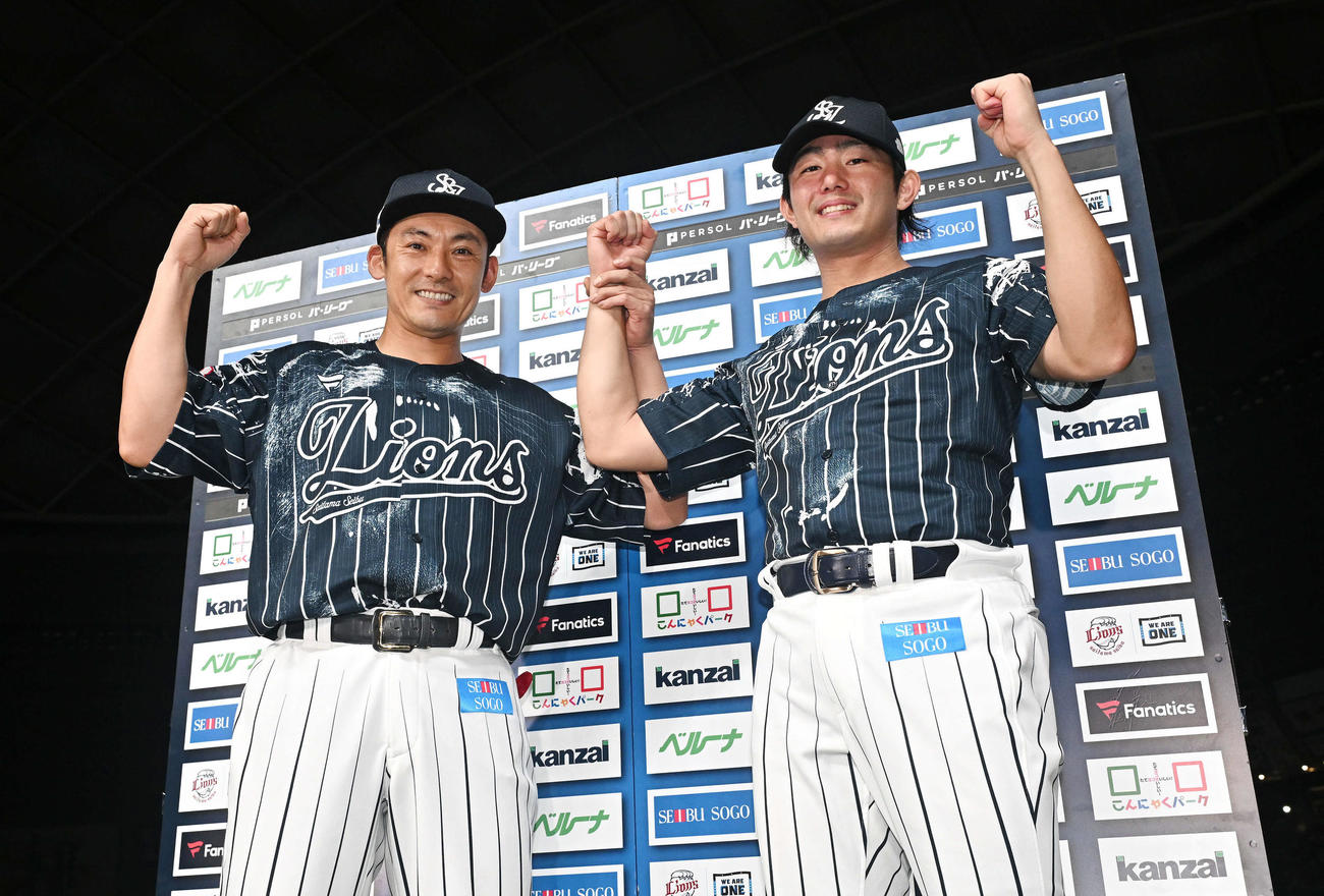 西武対日本ハム　ヒーローインタビューを終えポーズを決める西武栗山（左）と今井（撮影・滝沢徹郎）