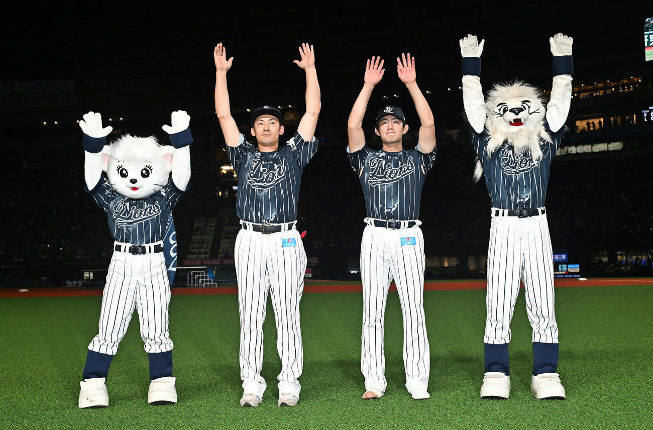 西武対日本ハム　ファンとともに勝利を祝う西武栗山（中左）と今井（撮影・滝沢徹郎）